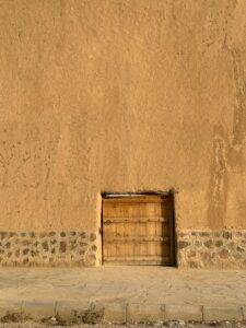 Explore the rustic charm of an old mud brick building in Sadus, Saudi Arabia.